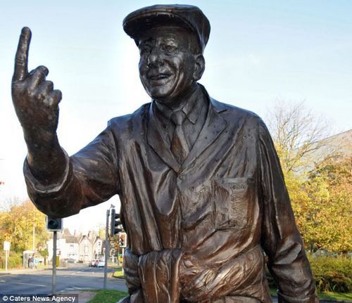 英国南约克郡夏邦兹里镇为板球裁判伯德做的铜像。
