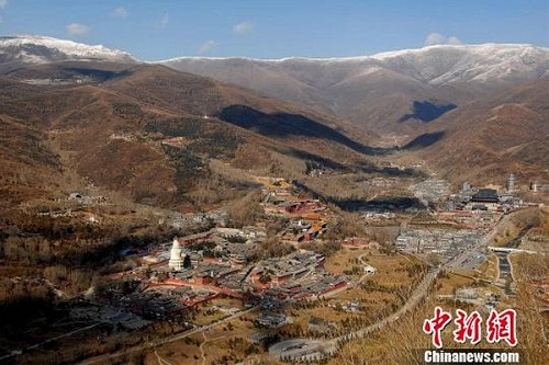 五台山核心景区，前一日降雪在五顶盖上“雪帽”