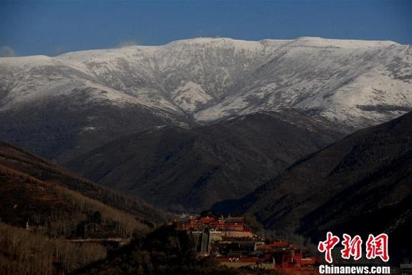 1日迎来的首次雨雪天气使得五台山气温下降到今天的零下5摄氏度