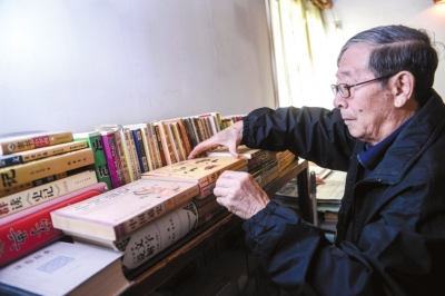 舒了翻阅了很多书籍了解胡同历史。