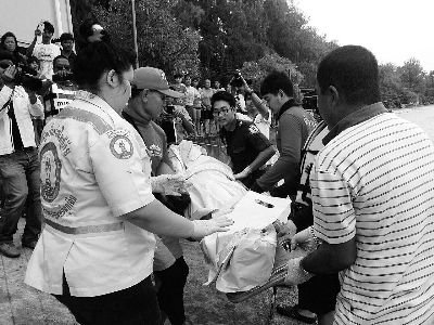 救援人员将遇难者遗体抬上岸 供图/《普吉新闻》