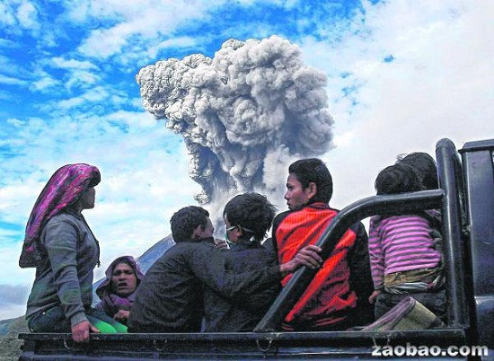 印尼锡纳朋火山连续喷发飞机改道村民逃命（图）