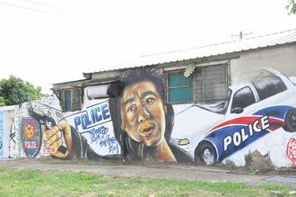 台南警察新村墙面彩绘帅气游客争拍照(图)