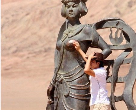 新疆铁扇公主雕塑遭游客袭胸 常年被摸已褪色(图)