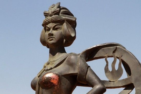 新疆铁扇公主雕塑遭游客袭胸 常年被摸已褪色(图)