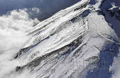 日本富士山发生登山者滑落事故2人死亡2人送医