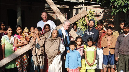 男子仿耶稣背负50斤重十字架26年走遍世界(图)