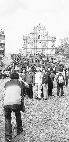 11月的澳门大三巴牌坊前人潮一如从前。记者 苏 宁摄