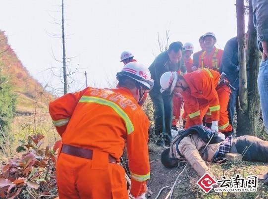 经过救援人员共同努力，终于将男尸运到山顶。