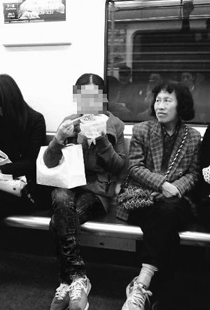 武汉地铁吃热干面的乘客，不满别人拍照竟将面泼在对方头上。