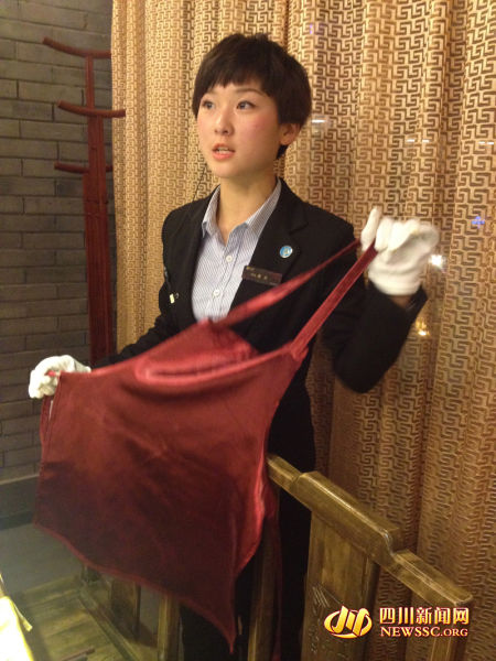 　　为首相服务过的火锅店服务员曹静成了店里的“招牌”