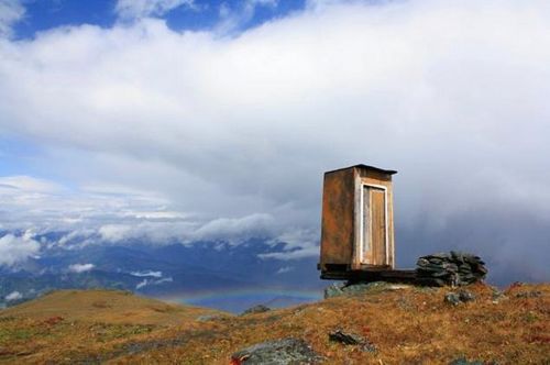 俄一厕所建于悬崖边号称全球“终极”厕所(图)