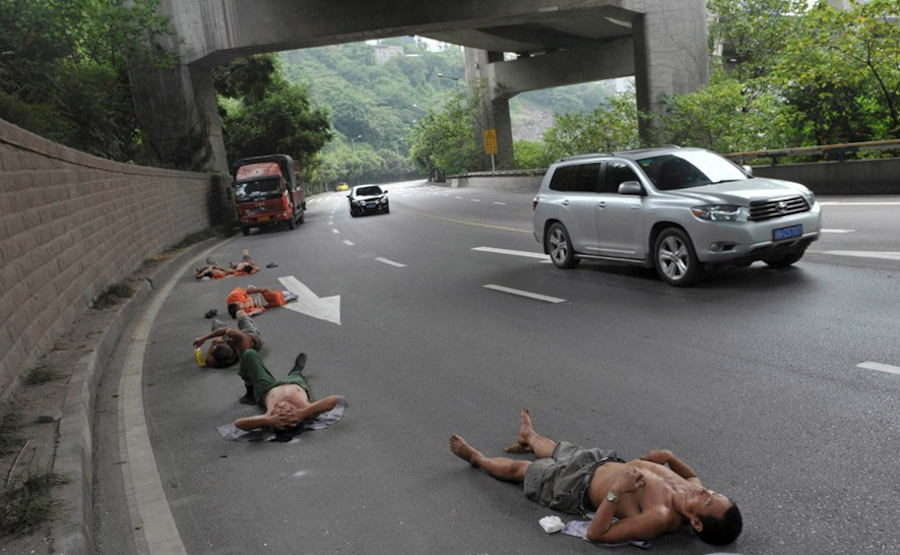 第12张 2013年7月23日，重庆，工人们躺在路边休息。