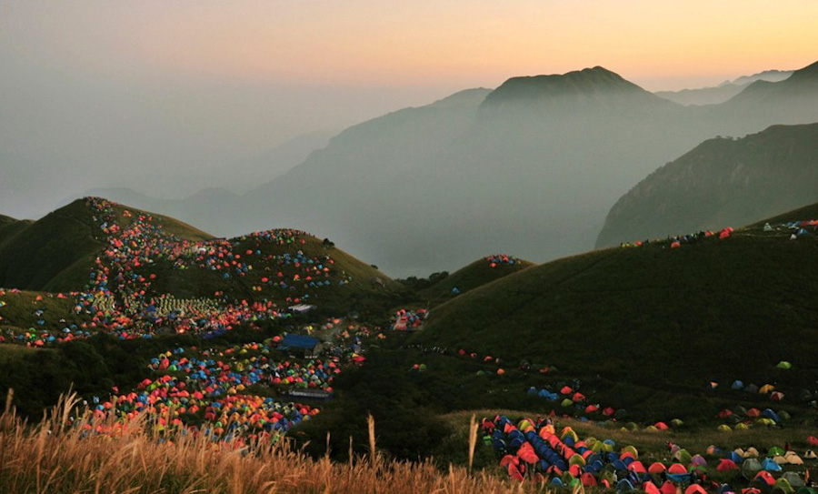 第15张 2013年9月15日，江西举行2013年国际露营音乐节，吸引了全世界超过15000人参加，帐篷遍布山头。
