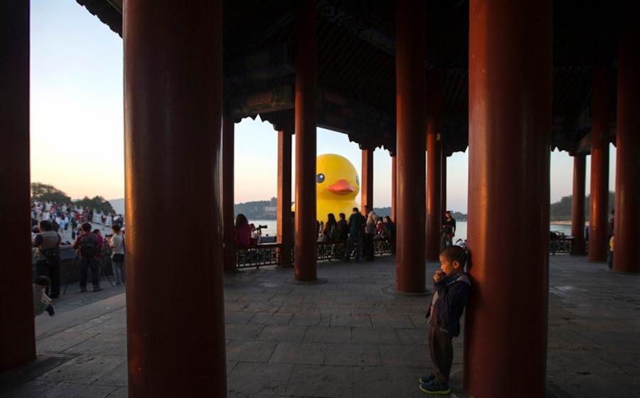 第17张 2013年9月26日，北京，荷兰概念派艺术家Florentijn Hofman设计的“大黄鸭”在颐和园展出。