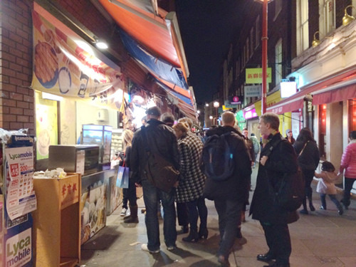 伦敦唐人街街边小吃吸引众多游客食品卫生存隐患