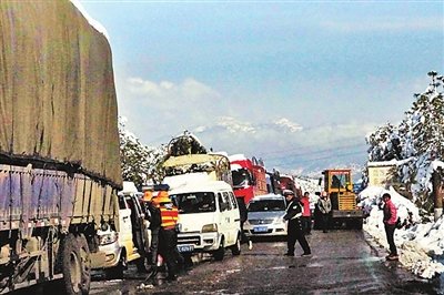 被困在路上的车辆