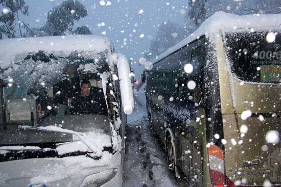 由于大雪，路面能见度极低，车辆无法通行，造成1400多人被困路上20小时。