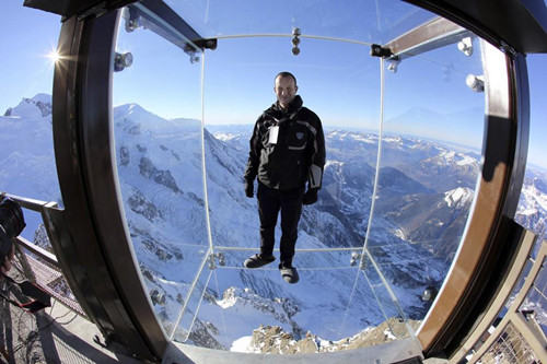 阿尔卑斯山上建透明空中看台游客步步惊心（图）