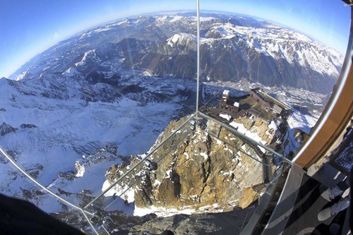 阿尔卑斯山上建透明空中看台游客步步惊心（图）（2）