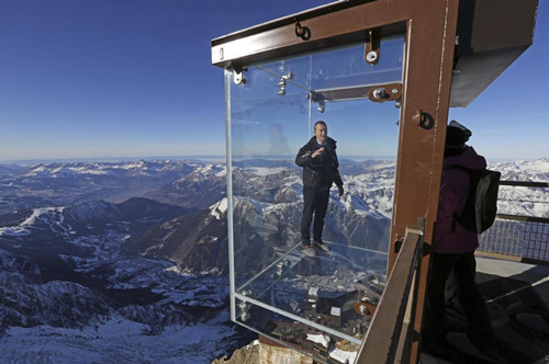 阿尔卑斯山上建透明空中看台游客步步惊心（图）（3）
