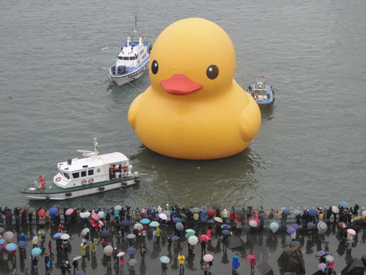 “大黄鸭”在基隆展出。