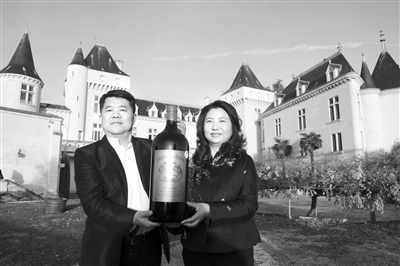 据外媒报道，事故发生前，郝琳(左)与妻子刘湘云完成了大河城堡的收购。