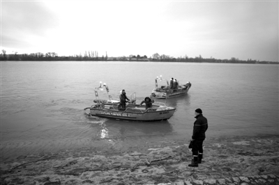 　　20日，法国波尔多，救援人员在搜寻直升机坠机失踪者。当日，一架载有4人的直升机在波尔多视察酒庄时坠毁，机上4人下落不明。