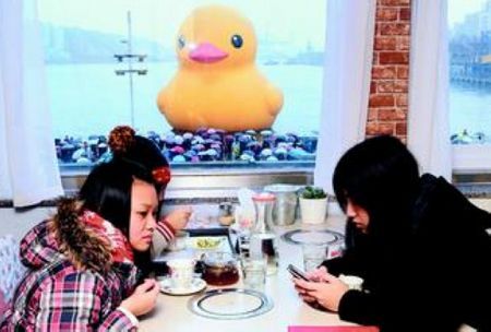 不少人选择在广场前的店面用餐，在温暖又舒适的环境赏鸭