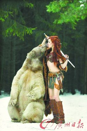 美女为考驯兽执照雪地里与野熊舌吻