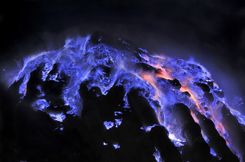 印尼的东爪哇省的一座火山喷发散发出蓝色火焰，酷似宇宙星云图。