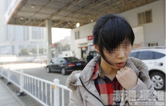（1月24日，长沙远大路，段小姐讲述自己在公交车上被打时的情况。图/滚动新闻记者 华剑）