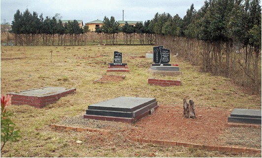 曼德拉安葬在他的家族墓园里，墓园是否开放外人参观，南非政府并未决定。图片来源：美联社