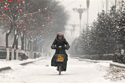 2月5日，山西省介休市，一名行人在风雪中骑行。 新华社记者 薛玉斌 摄