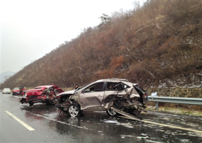 因路面结冰，高速S49随州境内发生多起事故。新京报记者 吴江 摄