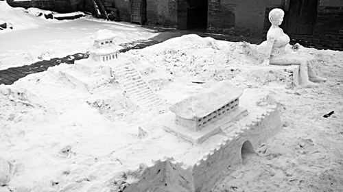山西一摄影师3个小时用雪堆出“古城”