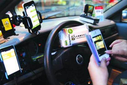 如今在上海街头，许多出租车司机用上了各种打车软件。晨报记者殷立勤