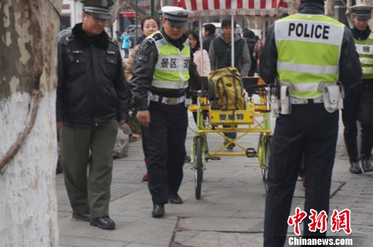 杭州警方严查西湖双人以上自行车违者可追刑责