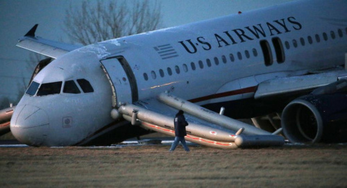 全美航空一架载有149人的飞机准备起飞时发生故障。