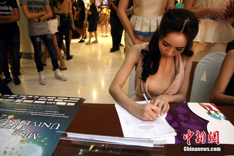 泰国举办“蒂凡尼变性人选美大赛”