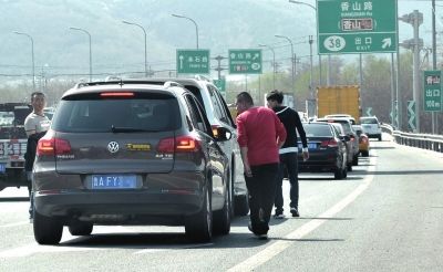北京村民带香山游客避堵 收150元/人含景区门票