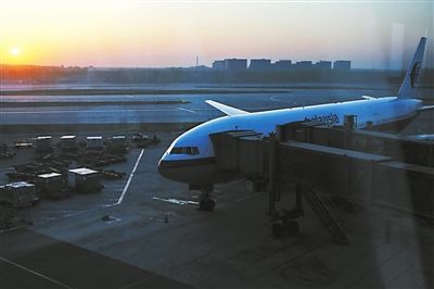 4月6日清晨，MH318安全降落在北京首都机场