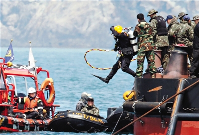 25日，一名潜水员跳入水中搜寻。对“岁月”号的客舱的搜救已经进行了9天，但至今未发现幸存者。