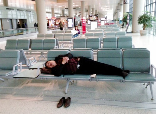 在日本某机场睡觉的中国人。（日本《中文导报》）