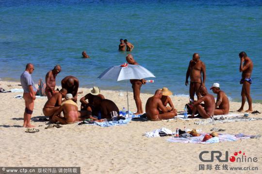 海滩上，个别游客偷偷褪去短裤。图片来源：东海