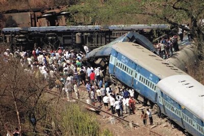 印度列车出轨致18人亡遇难者获赔2万元人民币