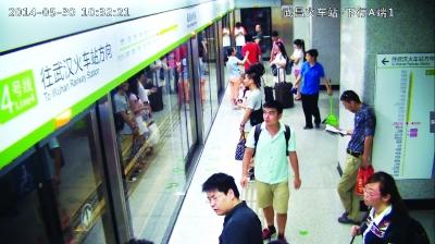 女子在武汉地铁持刀索财：给我一块钱不然就砍人