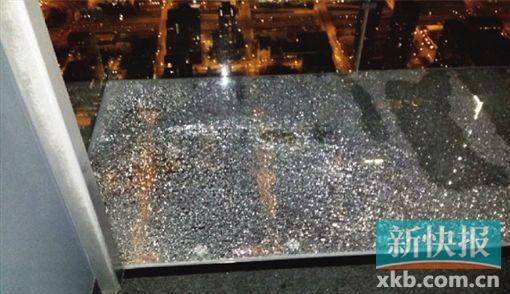 美国一摩天楼观景台玻璃突然开裂 吓坏拍照游客