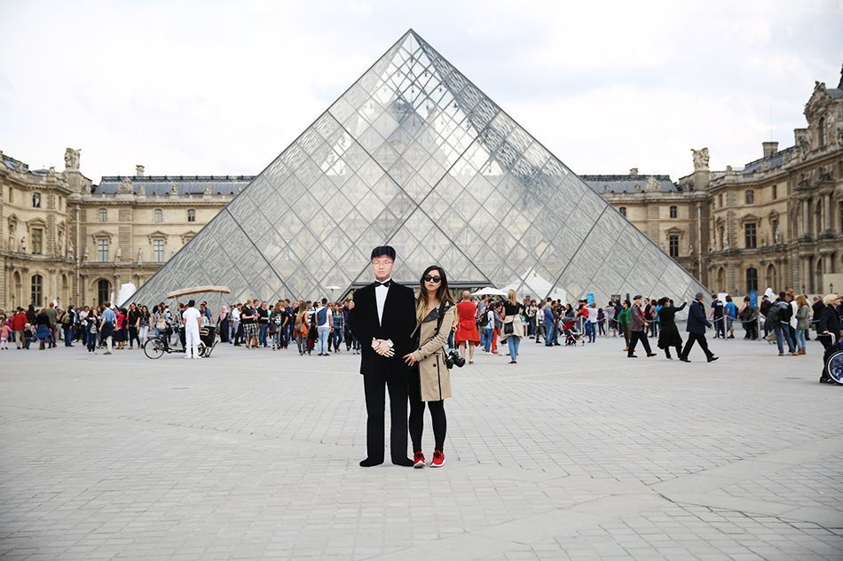 她和爸爸在巴黎埃菲尔铁塔前留影。