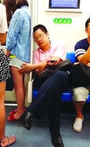 上海地铁男子“咸猪手”摸女孩屁股被拍(图)